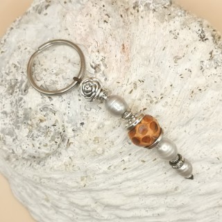 Süßwasserperlen Schlüsselanhänger Baroque Perlen weiß hell bulletförmige Perlen Schlangenlederperle Länge 11,5 cm
